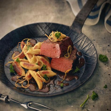 Aus Der Pfanne Rumpsteak Mit Knusprigen R Stzwiebeln Und Schupfnudeln