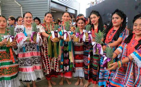 Flor De Piña En Guelaguetza En Memoria De Paula Solís Y Kary León