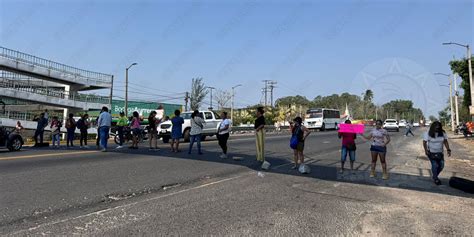 Padres Bloquean Carretera Y Toman Escuela Telesecundaria De