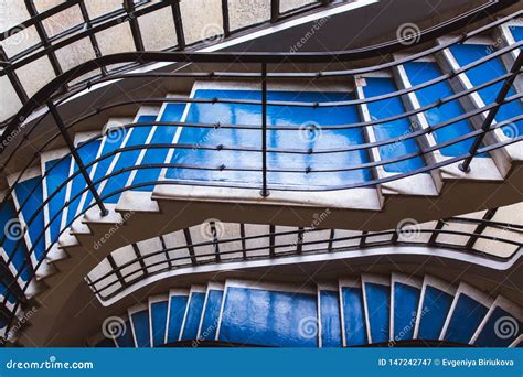 Escadaria Espiral Azul Velha Escadaria Espiral Dentro De Uma Casa