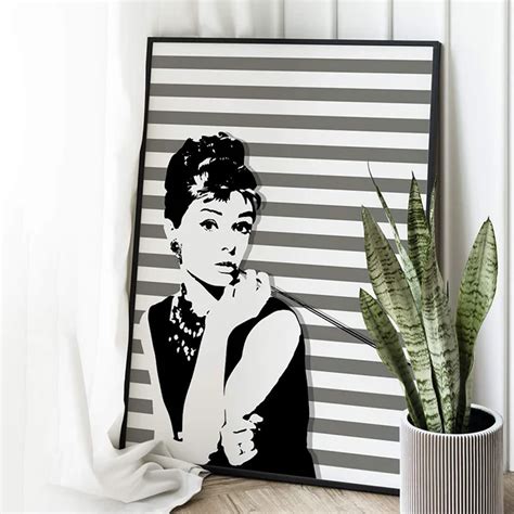 Quadro Decorativo Audrey Hepburn Fumando Fundo Listrado