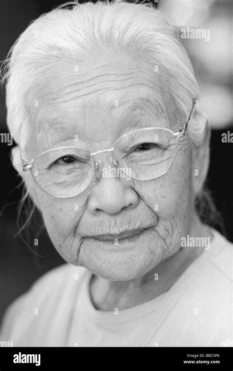 Femme Asiatique Mature Banque D Images Noir Et Blanc Page Alamy