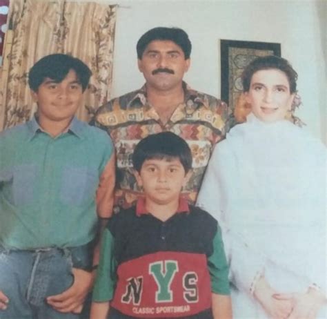 Javed Miandad Wiki, Height, Age, Wife, Children, Family, Biography ...