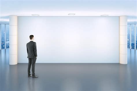 Hombre De Negocios El Mirar Blanco Pared Foto Premium