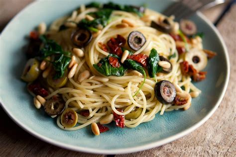 Würzige Spaghetti mit Oliven Spinat und getrockneten Tomaten