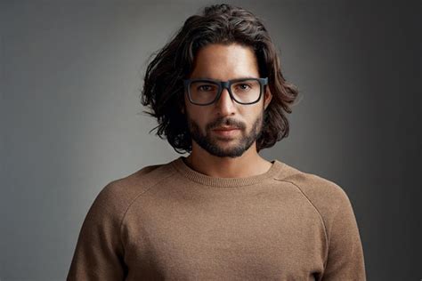 Gafas De Retrato Y Un Hombre Serio En Un Estudio Aislado En Un Fondo