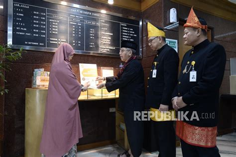 Direksi Bukopin Syariah Berbusana Adat Layani Pelanggan Republika Online