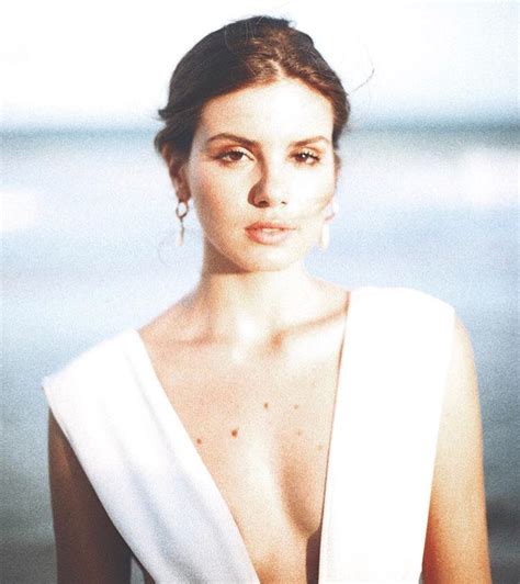 Camila Queiroz Aparece De Lingerie Transparente Em Ensaio E Elogiada V Rgula