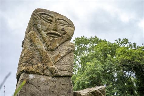 Esta Es Una Piedra De La Edad De Bronce Tallada Con Dos Caras Llamadas