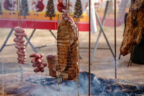 Foto De Carne Assada Na Fogueira Lenhas Estilo Ga Cho Do Stock