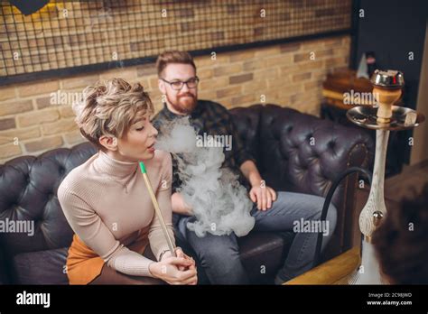 Fille Blonde Qui Fume En Robe Banque De Photographies Et Dimages Haute R Solution Alamy