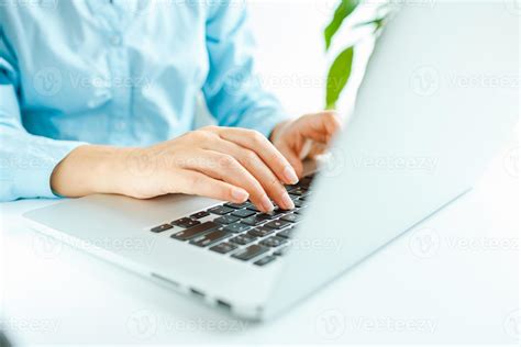 Woman Office Worker Typing On The Keyboard 21093220 Stock Photo At Vecteezy