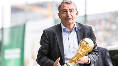 Dfb Pr Sident Niersbach Tritt Zur Ck Sport At