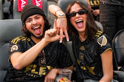 Vídeo Bruna Marquezine e Xolo Maridueña se beijam em jogo e fãs piram