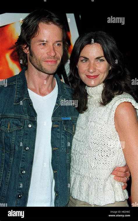 GUY PEARCE & KATE "MEMENTO" LA PREMIER WESTWOOD LA USA 13 March 2001 ...