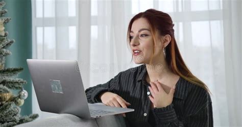 Retrato De Una Alegre Joven Mujer Saludando Y Hablando En Una Cámara De