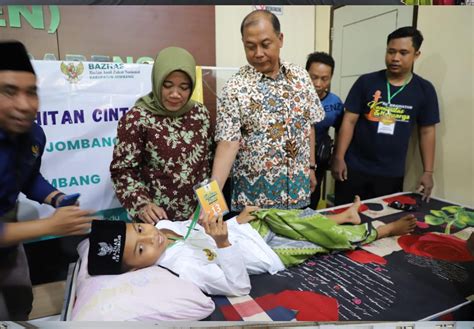 Pj Bupati Jombang Buka Khitan Cinta Dan Salurkan Bantuan Baznas