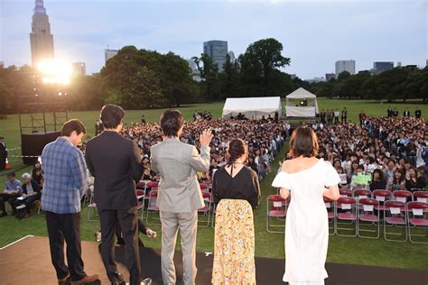 「羊と鋼の森」舞台挨拶の様子。 山崎賢人、鈴木亮平らが「羊と鋼の森」野外上映を喜ぶ「都会の真ん中にこんな場所が」 画像・動画ギャラリー