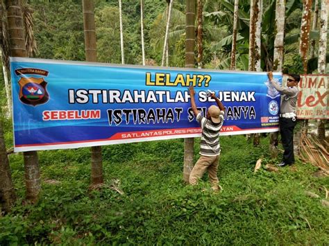 Antisipasi Kecelakaan Satlantas Pasang Spanduk Himbauan Berhati Hati Jurnal Sumbar