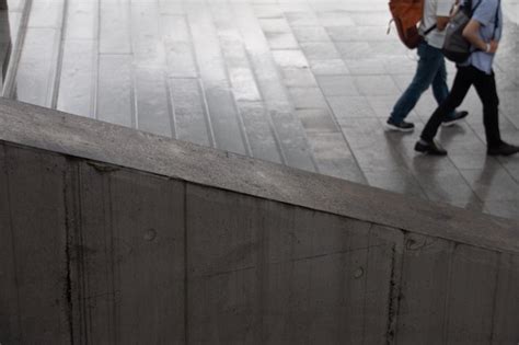 Sección baja de personas caminando por el sendero en la ciudad Foto