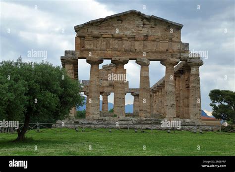 Templos Griegos De La Antigua Ciudad Griega Paestum En Italia Templo