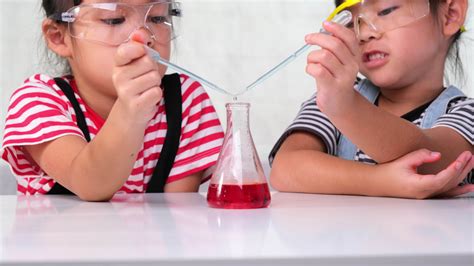 Los Niños Están Aprendiendo Y Haciendo Experimentos Científicos En El