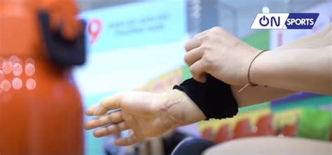 Hot girl bóng chuyền Nguyệt Anh quá xinh khiến fan Thái xin chụp ảnh được kết nạp Đảng ở tuổi 24