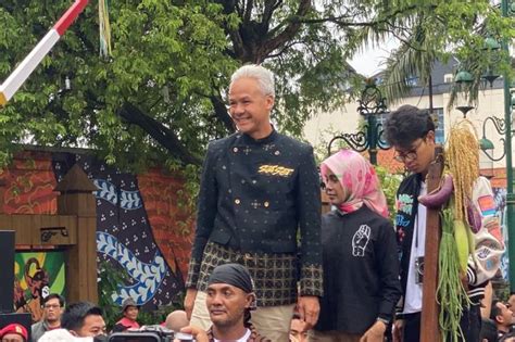 Ganjar Mahfud Pakai Beskap Ramah Lingkungan Di Kirab Hajatan Rakyat Solo