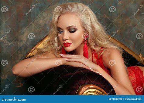 De Make Up Van De Schoonheid Het Mooie Model Van Het Manier Blonde Meisje Met Rode Lippen Stock