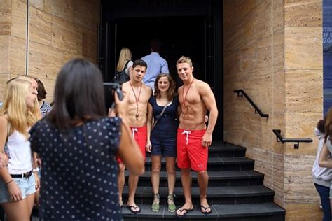 Fotostrecke Kultmarke Großer Andrang bei Hollister Eröffnung in