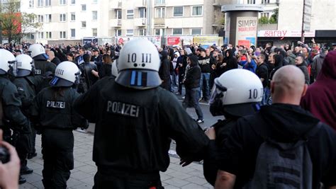 Hooligan Demo In Hannover Polizei Will Kundgebung Verbieten Der Spiegel