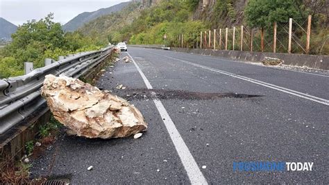 Grosso Masso Piomba Sulla Superstrada Sfiorata La Tragedia Strada Chiusa