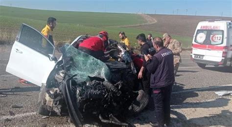 Diyarbakır da otomobil ile TIR kafa kafaya çarpıştı 1 ölü 2 yaralı