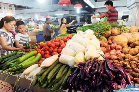 节日“菜篮子”货丰价稳 蔬菜品种齐全应有尽有购销两旺呈现出 中国宁波网 新闻中心