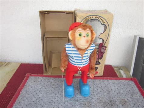 VINTAGE 1960S JAPAN TN Nomura Battery Operated Skipping Monkey Toy