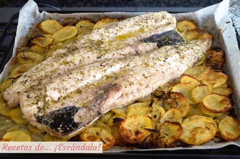 Merluza al horno con patatas panaderas y cebolla Recetas de Escándalo