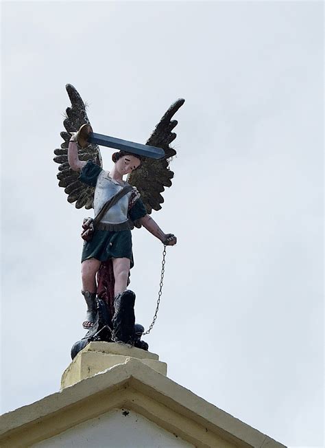 Estatua De San Miguel Arcángel En El Techo Del Templo Católico San