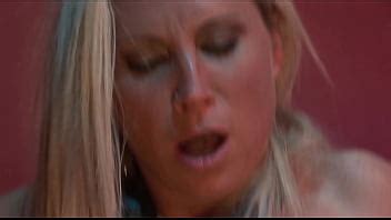 La MILF tetona Devon Lee es atada amordazada y luego follada por el coño en la lavandería