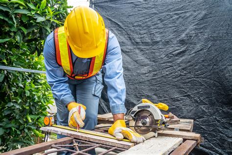 los trabajadores de la construcción están usando cintas métricas para