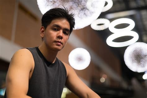 Retrato De Joven Apuesto Hombre Filipino En La Ciudad De Bangkok