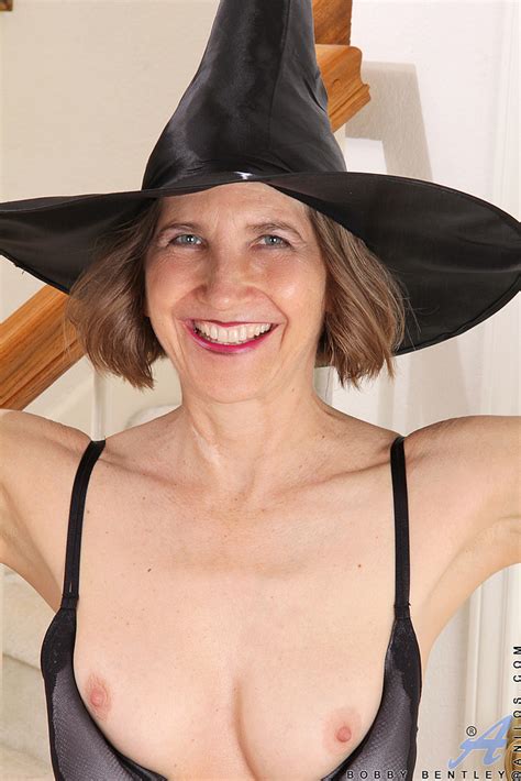 Mature Redhead Bobby Bentley Flaunt Her Bewbies Milf Fox