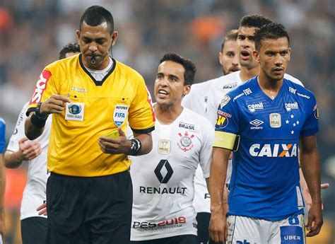 Árbitro Que Anulou Gol De Pedrinho Na Final Da Copa Do Brasil De 2018