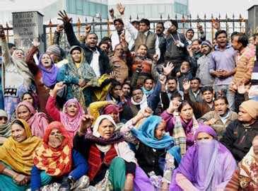 Delhi Sanitation Workers Protest Edmc Office Demand Payment Of Salary