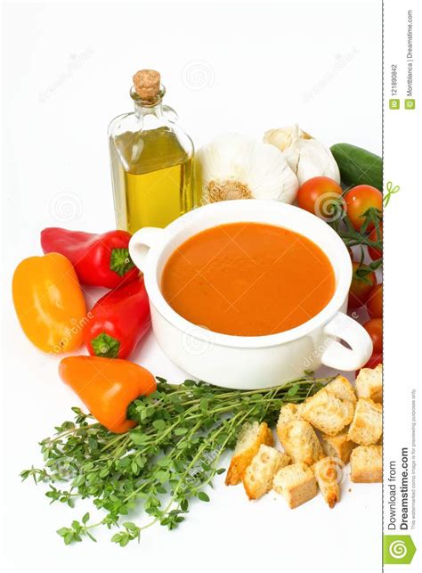 Gazpacho Frio Espanhol Da Sopa Do Tomate Isolado No Fundo Branco W Foto