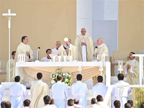 Milagro En La Jmj Cardenal Omella Se Re Ne Con La Joven Que Dice