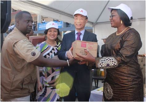 REMISE DE 1200 LIVRETS DINFORMATIONS ET DE SENSIBILISATION AU VIH Sida