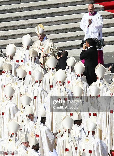 beatification ceremony  pope paul vi stock  high res