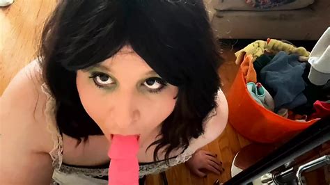 Sissy Maid Nimmt Sich Eine Pause Von Der Hausarbeit Um Ihren Dildo Zu