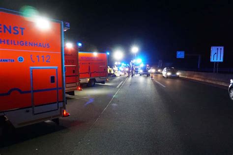 Schwerer Unfall auf A52 bei Ratingen Fünf Menschen verletzt Feuerwehr