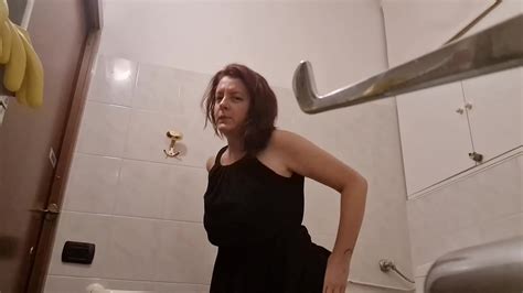 La Tua Milf Italiana Si Registra Mentre Fa La Pipi Nei Cessi Pubblici Tutti Sporchi XNXX